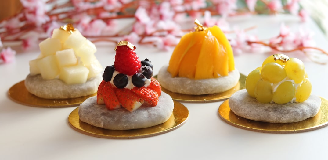 Docinhos japoneses feito com doce de feijão na base e frutas em cima para decorar. Foto: Basílico Assessoria Gastronômica | Hanami