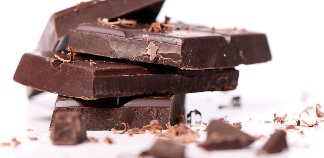 Chocolate sem açúcar é um dos produtos que pode conter aspartame. Foto: Racool_studio/Freepik