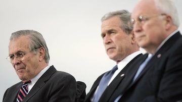Donald Rumsfeld (esq), George W. Bush e Dick Cheney em 2006. Foto: Tim SLOAN / AFP
