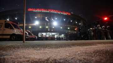 Torcedores do São Paulo já jogadram sal grossona frente do portão principal do estádio do Morumbi para tirar a 'zica' do time. Foto: JF Diorio/ Estadão