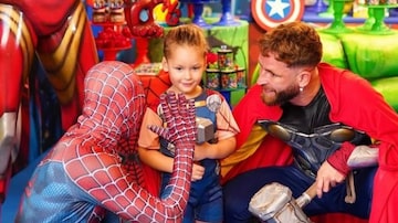 Léo Pereira posa, vestido de Thor, junto com Homem-Aranha e filho de 3 anos. Foto: Reprodução/@leopereira4