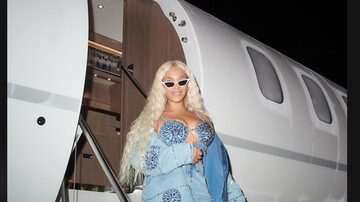 Beyoncé na porta de seu avião. Foto: Reprodução/Instagram/@a