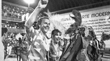 O ex-jogador alemão, Franz Beckembauer no sambódromo do Rio de Janeiro, desfilando na Unidos da Ponte. Ao lado dele, a atriz Terezinha Sodré (7/2/89). Foto: Antonio Batalha/Estadão