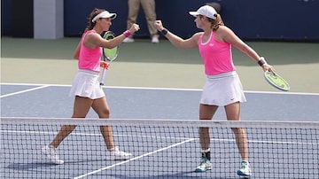 Luisa Stefani (esq.) e Hayley Carterestãona final do torneio de duplas do WTA 1000 de Miami. Foto: Reprodução/Instagram