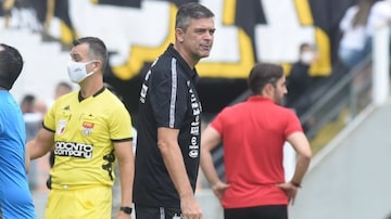 Leandro Silva cogita mudar o Santos para o clássico contra o Corinthians, na próxima quarta-feira. Foto: Ivan Storti/Santos