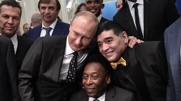 O presidente da Rússia, Vladimir Putin, Pelé e Maradona no sorteio dos grupos da Copa da Rússia, no Palácio do Kremlin, em Moscou. Foto: AFP/Alexey Nikolshy