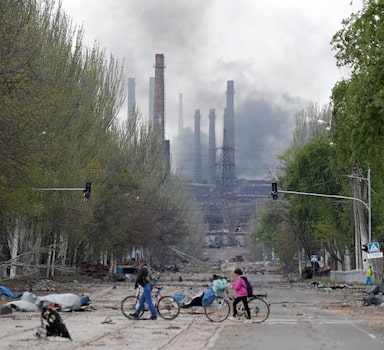 Fumaça é vista na siderúrgia Azovstal em uma destruída Mariupol, em 2 de maio