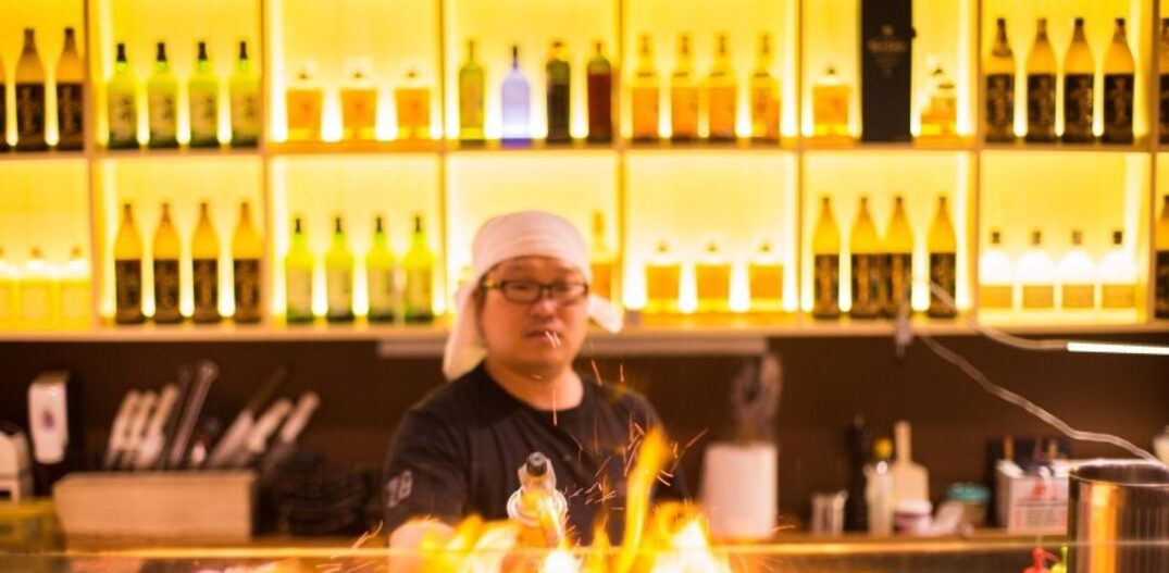 A grelha. Tudo gira em torno dela no izakaya do chef Ken Mizumoto. Foto: Tiago Queiroz|Estadão  
