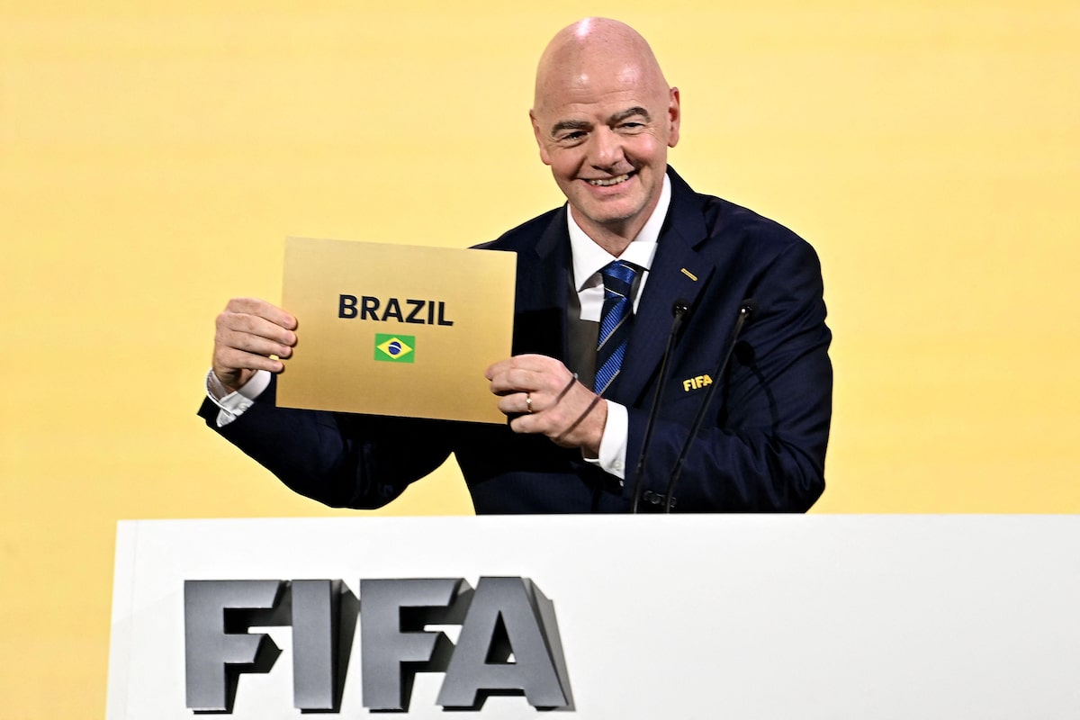 O presidente da FIFA, Gianni Infantino, anuncia o Brasil como anfitrião da Copa do Mundo Feminina de 2027 durante o 74º Congresso da FIFA em Bangkok, em 17 de maio de 2024. 