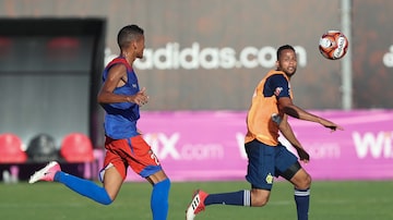 Geuvânio (direita) marcou o gol do Fla no jogo-treino. Foto: Gilvan de Souza/Flamengo