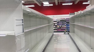 A atriz Robin Tunney mostrou uma seção de um supermercado com as prateleiras vazias, sem papel higiênico. Foto: Instagram / @robintunney