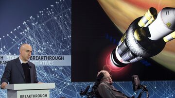 Yuri Milner e Stephen Hawking lançam espaçonaves que vão explorar o sistema Alfa Centauri. Foto: The New York Times
