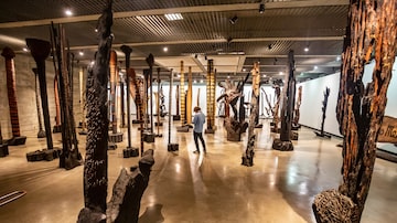 Conjunto de esculturas de troncos retrabalhados, esculpidos e pintados insere o visitante na floresta. Foto: Taba Benedicto/Estadão