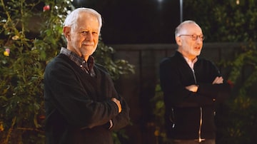 Prêmio Nobel de Economia de 2020 foi atribuído aos norte-americanos Paul Milgrom (direita), de 72 anos, e Robert Wilson, 83. Foto: EFE/EPA/ANDREW BRODHEAD