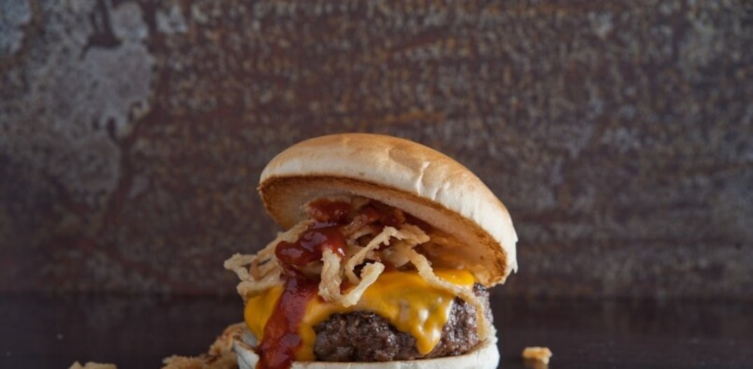 Austin burger, que leva carne na brasa com cheddar, molho barbecue e cebola crocante. Foto: Rogerio Gomes|Divulgação