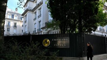 Uma mulher passa pela embaixada da Espanha em Buenos Aires, Argentina 
