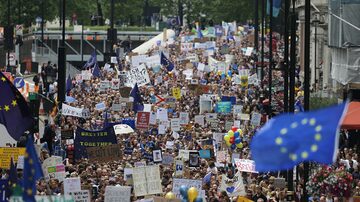 Utilizando bandeiras da União Européia e cartazes contra o Brexit, milhares de pessoas estão nas imediações da Praça do Parlamento, em Londres. Foto: Daniel Leal-Olivas/PA via AP
