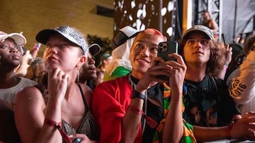 Fãs assistem à performance de Pharrell Williams. Foto: Amanda Andrade-Rhoades