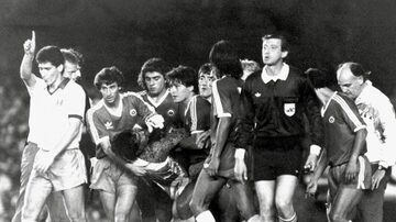 Jogadores do Chile recusam a maca e levam Rojas nos braços aos vestiários do Maracanã. Foto: Flávio Canalonga/Estadão 3/9/1989