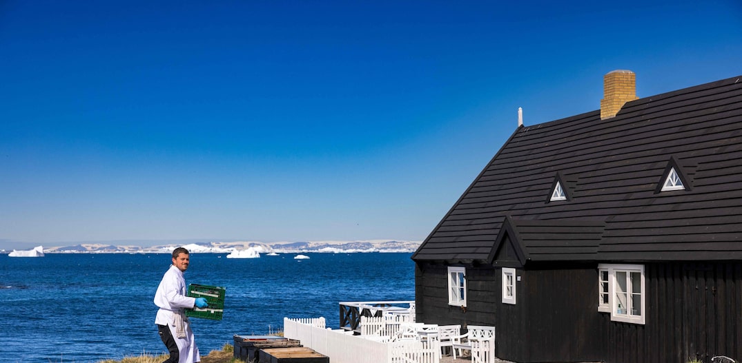 O KOKS está em Ilimanaq desde junho, um pequeno vilarejo escondido atrás de icebergs e acessível apenas por barco ou helicóptero. Foto: Odd Anderser/Afp