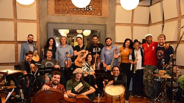 Músicos liderados por Yamandu Costa (ao centro, de azul). Foto: Maristela Martins 