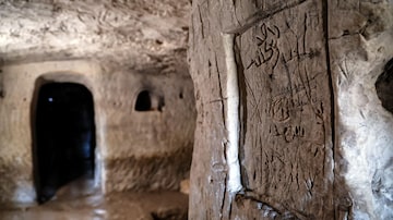 Inscriptions left by pilgrims are seen on the wall of a cave that, according to The Israel Antiquities Authority is the 2000-year-old burial cave of Jesus' midwife, Salome in the Lachish Forest in Israel December 20, 2022. REUTERS/Ammar Awad. Foto: Ammar Awad/Reuters