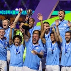 Manchester City players celebrate with their winning trophy at the end of the FIFA Club World Cup 2023 football final match against Brazil's Fluminense at King Abdullah Sports City Stadium in Jeddah on December 22, 2023. (Photo by Giuseppe CACACE / AFP). Foto: Giuseppe Cacace/ AFP