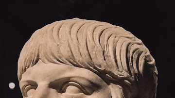 Um busto de mármore do imperador romano Nero, feito durante seu reinado, que durou de 54 a 68 d.C., em uma ampla exposição. Foto: Tom Jamieson/The New York Times