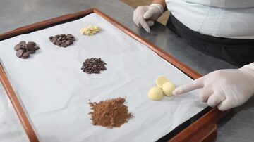 SÃO PAULO 08/03/2024 PALADAR TUDO SOBRE CHOCOLATES - "tudo sobre chocolate", chocolates preparados pela chef Tailla receitas de ganache, brigadeiro e caldas na cozinha do faculdade hambi morumbi  FOTO ALEX SILVA/ESTADAO. Foto: ALEX SILVA/ESTADAO