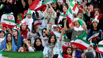Mulheres vão ao estádio para ver Irã x Camboja. Foto: Wana