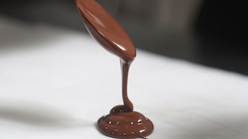 SÃO PAULO 08/03/2024 PALADAR TUDO SOBRE CHOCOLATES - "tudo sobre chocolate", chocolates preparados pela chef Tailla receitas de ganache, brigadeiro e caldas na cozinha do faculdade hambi morumbi  FOTO ALEX SILVA/ESTADAO. Foto: ALEX SILVA/ESTADAO