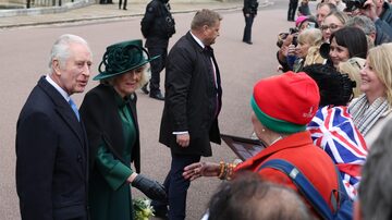 O rei Charles III e a rainha Camilla conversam com apoiadores após uma missa de páscoa no Castelo de Windsor, em Windsor, Reino Unido 
