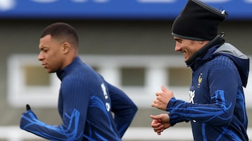 France's forward Kylian Mbappe (L) and France's forward Antoine Griezmann run during a training session in Clairefontaine-en-Yvelines on March 21, 2023 as part of the team's preparation for upcoming UEFA Euro 2024 football tournament qualifying matches. (Photo by FRANCK FIFE / AFP). Foto: Franck Fife/ AFP