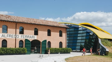Fachada do Museu Enzo Ferrari em Modena, Itália. Foto: Majlend Bramo/The New York Times