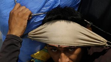 Refugiado deixa Venezuela fugindo do regime de Nicolás Maduro. Foto: AP Photo/Fernando Vergara