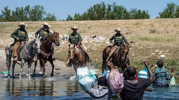 Patrulha da fronteira dos EUA barrahatianos em Del Rio, no Texas. Foto: Paul Ratje / AFP
