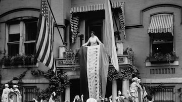 Membros do Woman's Party celebram, na sede da organização, a ratificação da 19ª Emenda em 1920. Foto: Library of Congress via AP