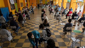 Chilenos em observação logo após receber uma dose da vacina contra o coronavírus em Santiago. Foto: Esteban Felix/AP