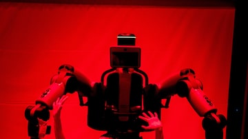 Entrosar uma forma de arte tão ligada ao corpo com máquinas parece um paradoxo. Mas segundo Catie Cuan, 'a inteligência artificial é uma ferramenta coreográfica que poderá alterar o processo de produção da dança'. Foto: Sam Berube via The New York Times