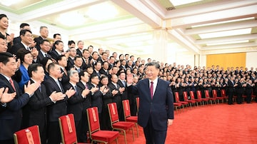 Xi Jinping cumprimenta diplomatas em encontro em Pequim: presidente chinês é criticado por condução da economia

