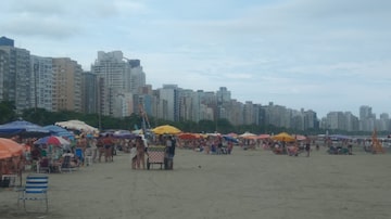 Banhistas foram às praias mesmo com garoa e descumpriram normas para conter o coronavírus. Foto: Glauco Braga/Especial para o Estadão