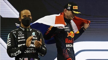 Lewis Hamilton e Max Verstappen protagonizaram a disputa mais intensa dos últimos anos na Fórmula 1. Foto: REUTERS/Hamad I Mohammed