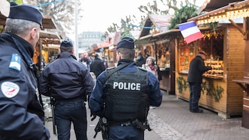 Polícia francesa também ampliou segurança em cidades do país. Foto: AP Photo/Jean-Francois Badias