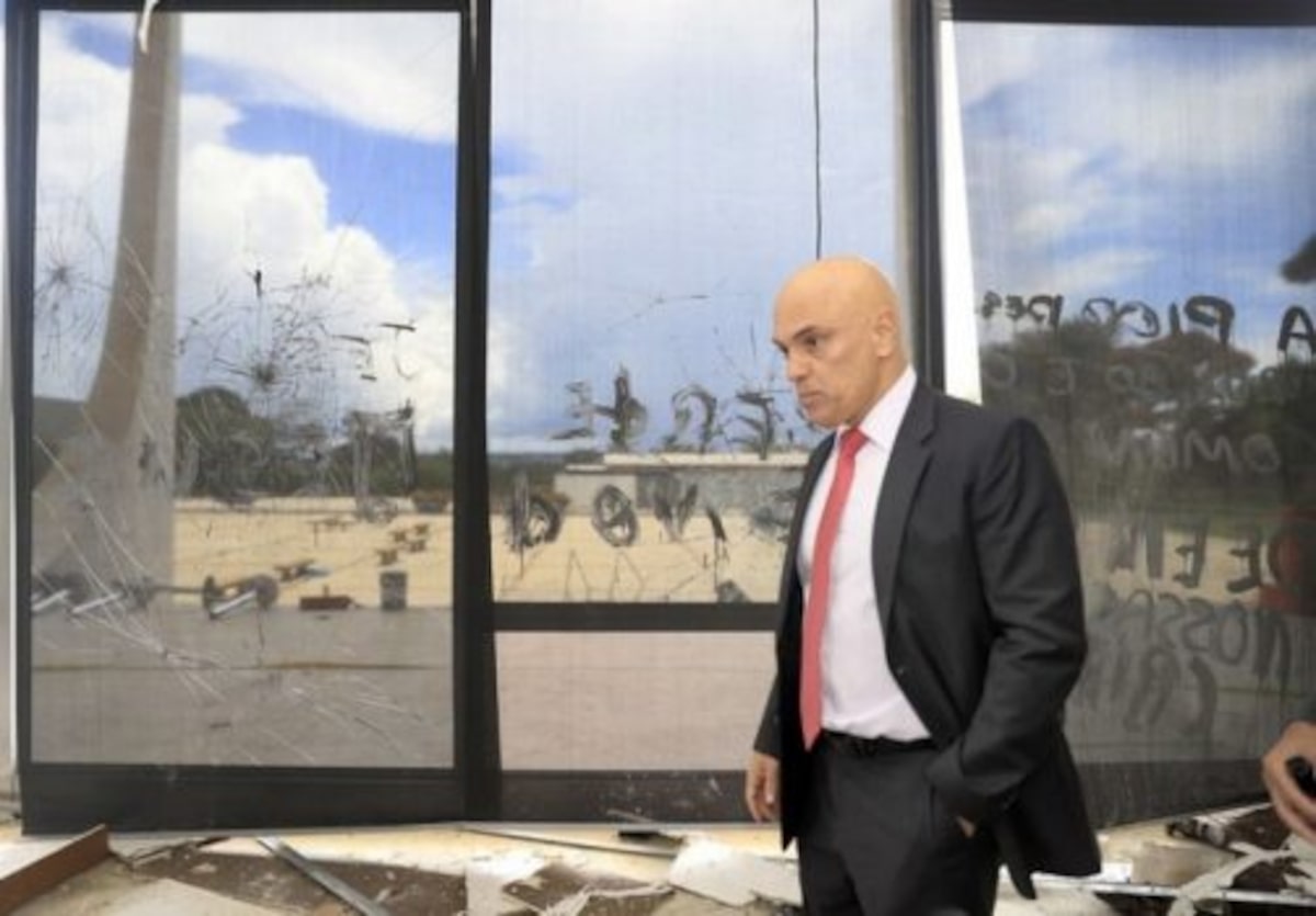 Ministro Alexandre de Moraes visita o edifício sede do STF após depredação de bolsonaristas no dia 8 de janeiro