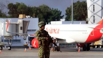 Soldado isola área no Aeroporto Camilo Daza, em Cúcuta, após explosões matarem ao menos dois policiais. Foto: Schneyder MENDOZA / AFP
