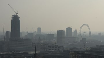 Poluição do ar obscurece a visão do London Eye no centro de Londres. Foto: Ben FATHERS / AFP / Arquivo