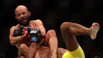 Demetrious Johnson (em cima) finaliza Wilson Reis com chave de braço no UFC Kansas City. Foto: Jamie Squire/Getty Images/AFP