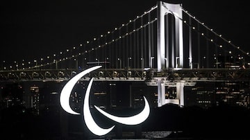 Os três agistos, símbolo paralímpico, é iluminado em Tóquio. Foto: Charly TRIBALLEAU / AFP