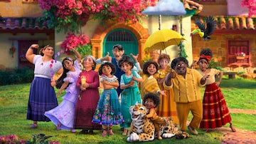Filme 'Encanto' da Disney conta a história dos Madrigal, uma família colombiana em que cada membro tem um poder mágico, exceto Mirabel. Foto: Disney+