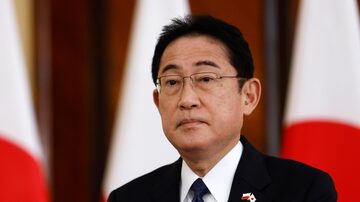 Japanese Prime Minister Fumio Kishida listens to the media at a press conference during his visit in Warsaw, Poland, Wednesday, March 22, 2023. (AP Photo/Michal Dyjuk). Foto: Michal Dyjuk/AP
